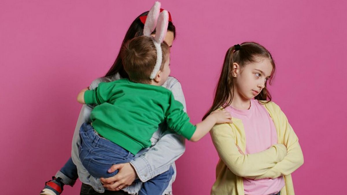 Cara mengatasi anak cemburu